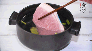 整塊豬肉，加蔥、姜片、料酒焯水。