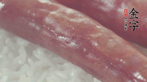 關(guān)上蓋子，煮到米飯露出時。