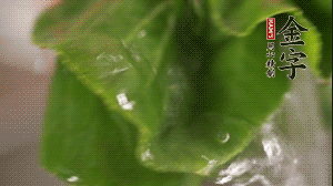 小青菜從根部掰開，分別洗凈。