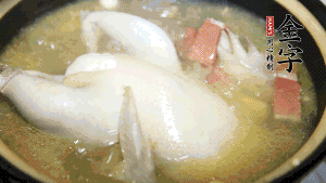 煮沸時(shí)加入蟲(chóng)草花、香菇、紅棗，以料酒調(diào)味繼續(xù)小火燉煮1小時(shí)左右。