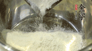 【油皮】1．將油皮材料放入料盆中，緩緩加100ml水，攪拌成雪花片狀。在案板上反復(fù)揉搓成有一定筋度的光潔面團(tuán)，搓成12個團(tuán)子。