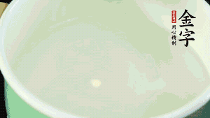 鍋中盛涼水，放入汆燙好的鴿子、火腿片、生姜片。