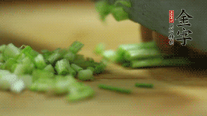 小蔥切成蔥花。