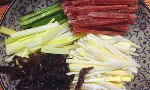黑木耳泡發(fā)，黑木耳、韭黃、雷筍、青椒切成絲。