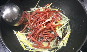 火腿絲、筍絲、黑木耳絲汆水后，瀝干。