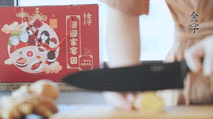 將處理好的老鴨放入冷水鍋中，丟入姜片，冷水煮沸去腥。