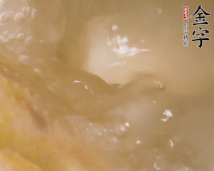 沸騰后撈出蔥結(jié)，小火燉45分鐘，加山藥再燉15分鐘。
