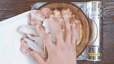 加料酒、蔥姜焯水2分鐘，清洗備用。