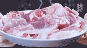 新鮮羊肉冷水入鍋，加姜片、清水焯水，除去血沫。