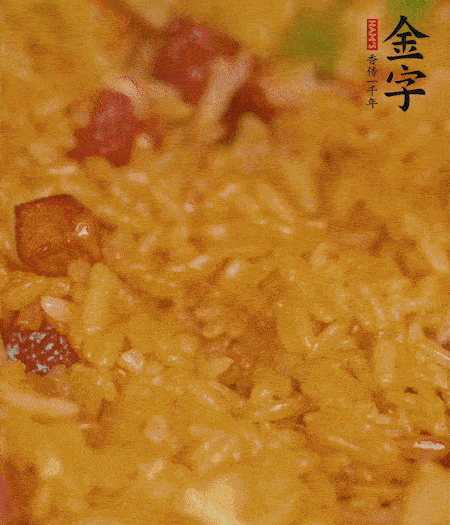 放一撮鹽、生抽少許，倒入炸好的芋頭。最后撒蔥花、蒜末翻炒均勻。