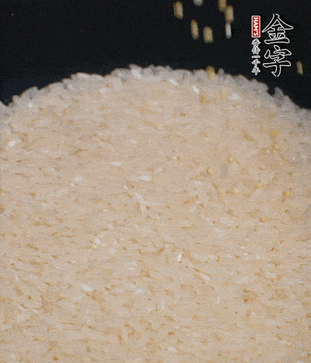 大米和小米一起燜成米飯。