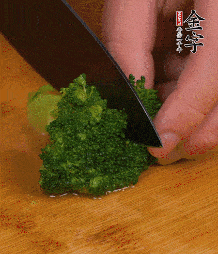 西蘭花用淡鹽水浸泡十幾分鐘后過(guò)開(kāi)水焯燙熟后撈出。