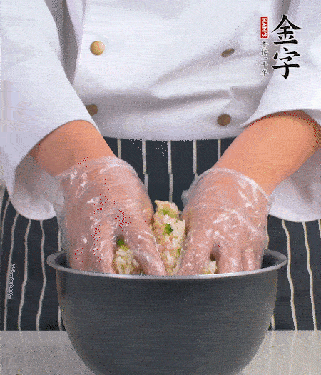 米飯中放西蘭花碎、咸肉丁，加少許黑胡椒、十來(lái)滴橄欖油拌勻。