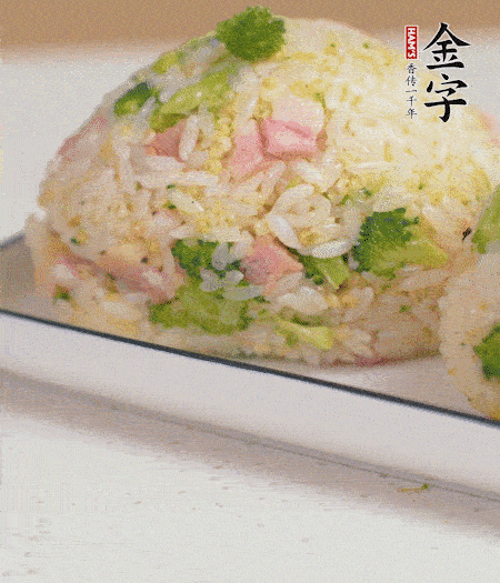拌好的飯攥成飯團(tuán)。