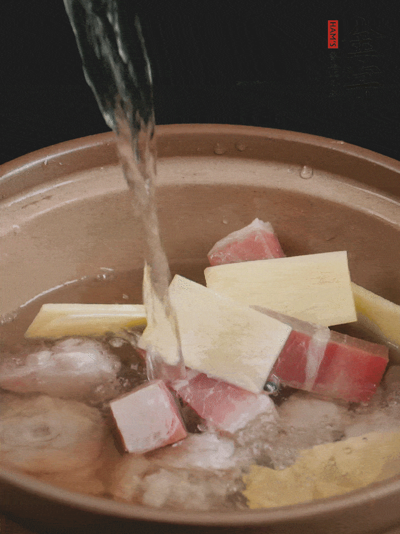 雞塊、火腿、姜片加適量料酒、清水燉80分鐘。