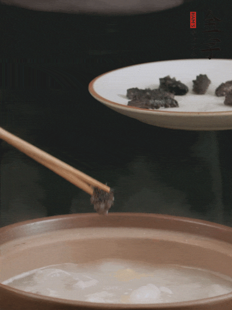 期間雞湯燉到80分鐘時，加小海參再燉10分鐘。
