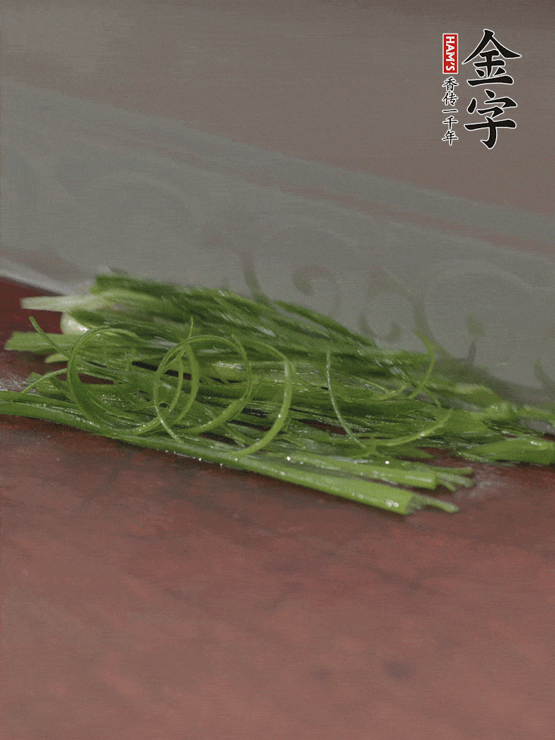 生姜切薄片，紅椒切細(xì)絲，小蔥蔥綠切細(xì)絲，泡入冰水中保持新鮮。