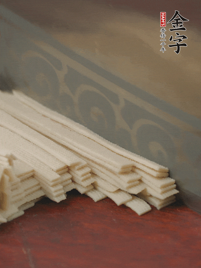 燉火腿期間，千張切細(xì)絲，白蘿卜去皮切細(xì)絲，蒜葉切細(xì)丁。