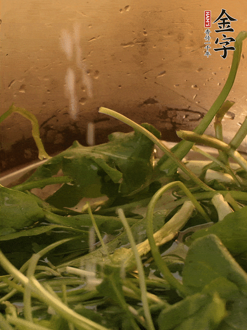 薺菜去掉根部，加小蘇打、鹽熱水沸騰燙軟。