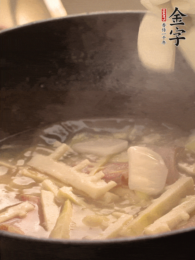 加一點(diǎn)開(kāi)水后，放年糕燜2分鐘至軟。