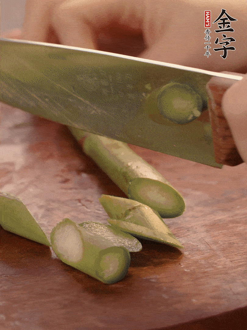 蘆筍去掉底部老的部分，斜切成段。白玉菇去掉根部，日本豆腐切成圓厚片。
