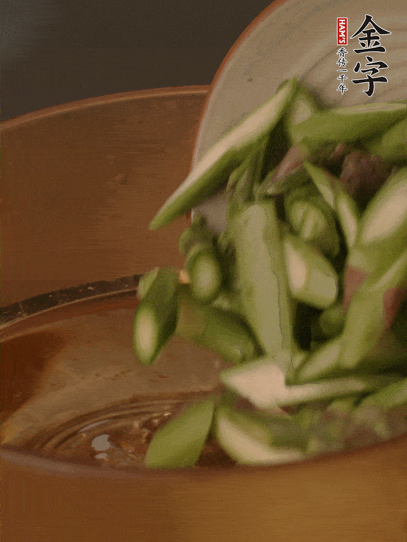 蘆筍、白玉菇焯水30秒備用。