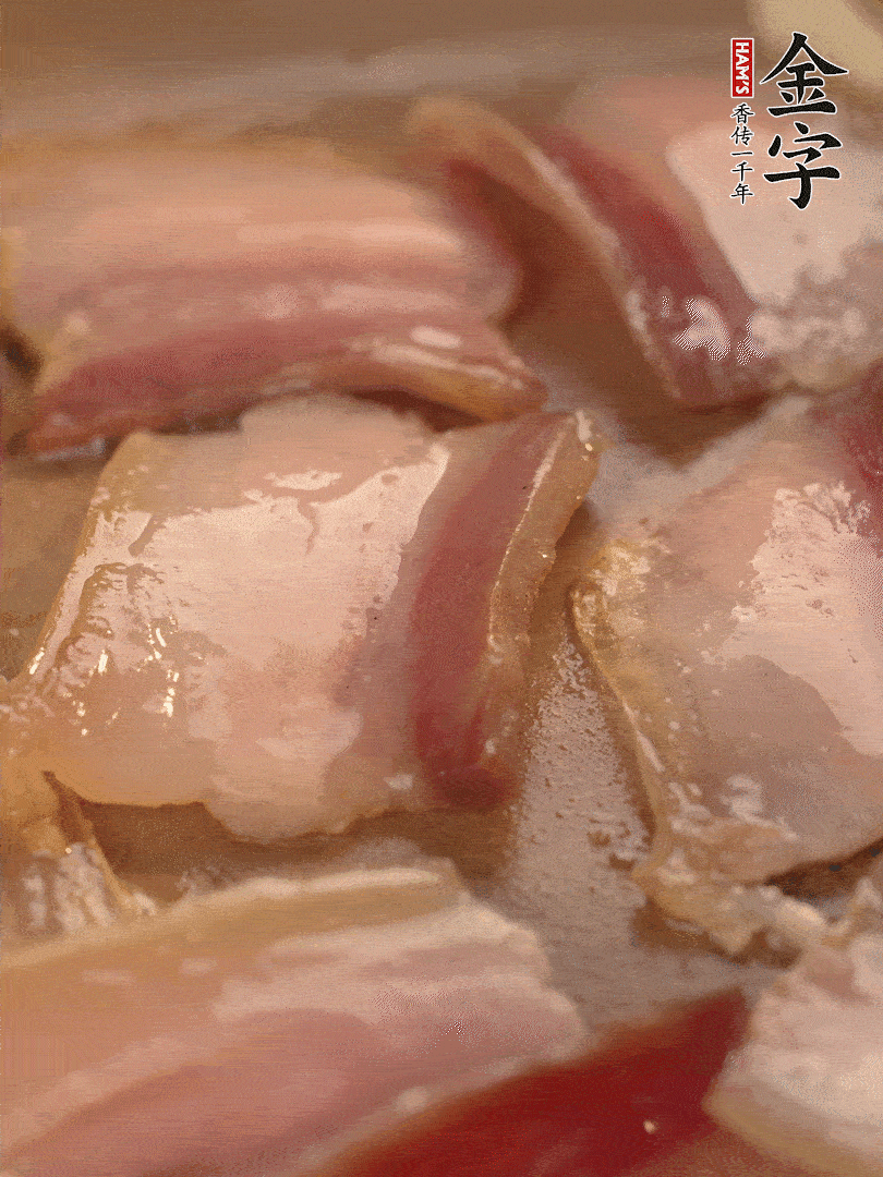 鍋中熱油煸香大蒜、咸肉。