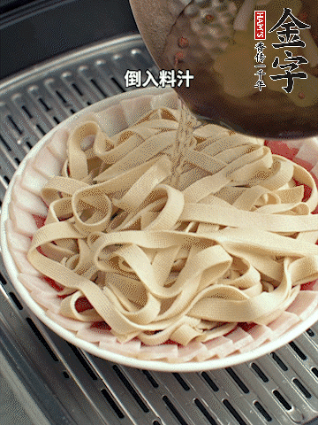 將料汁倒入食材中，改上保鮮膜蒸半小時。