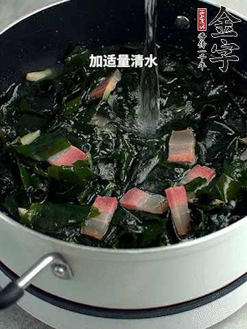 放入泡發(fā)好的裙帶菜翻炒一下，加適量清水燉煮。