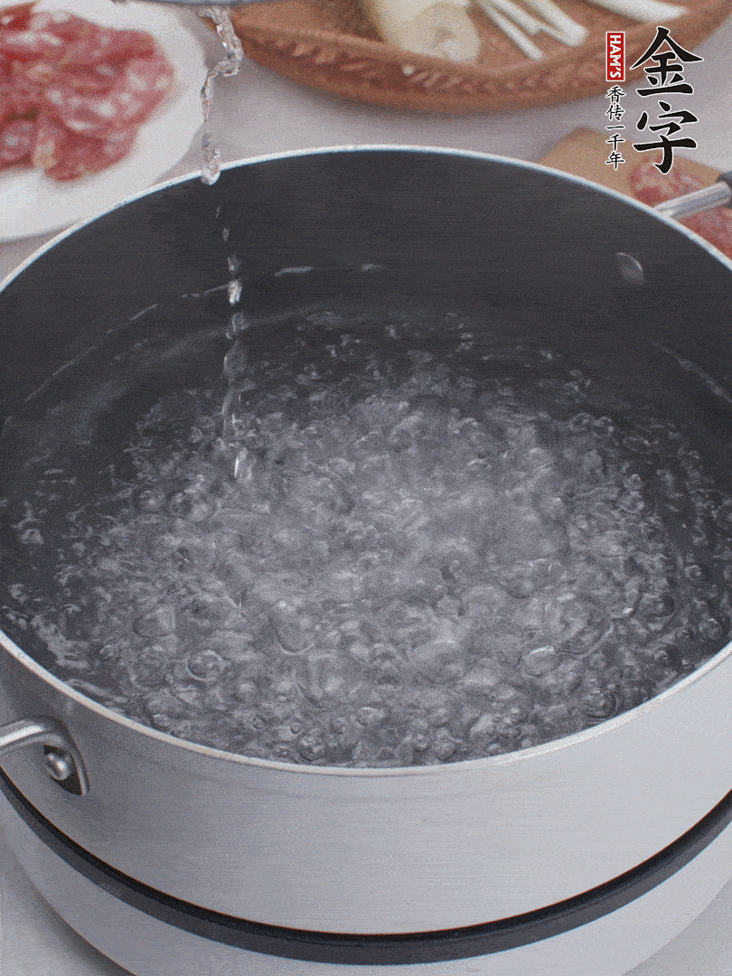 春筍去殼切片，焯水3分鐘。