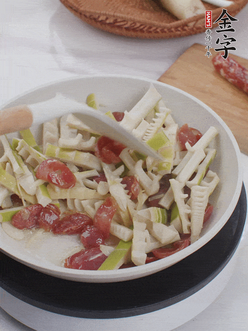 下春筍翻炒均勻，一小撮鹽調(diào)味。