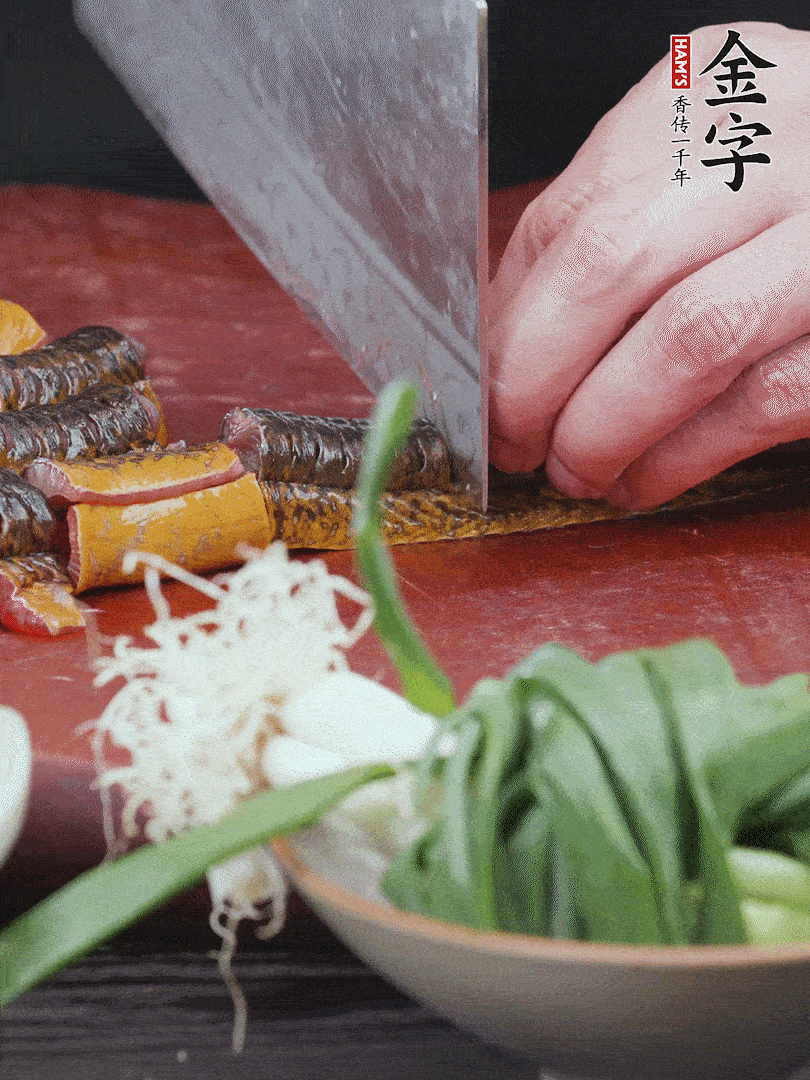 黃鱔去內(nèi)臟洗凈，切花刀斬段。沸水下鍋，加黃酒焯水去血沫。