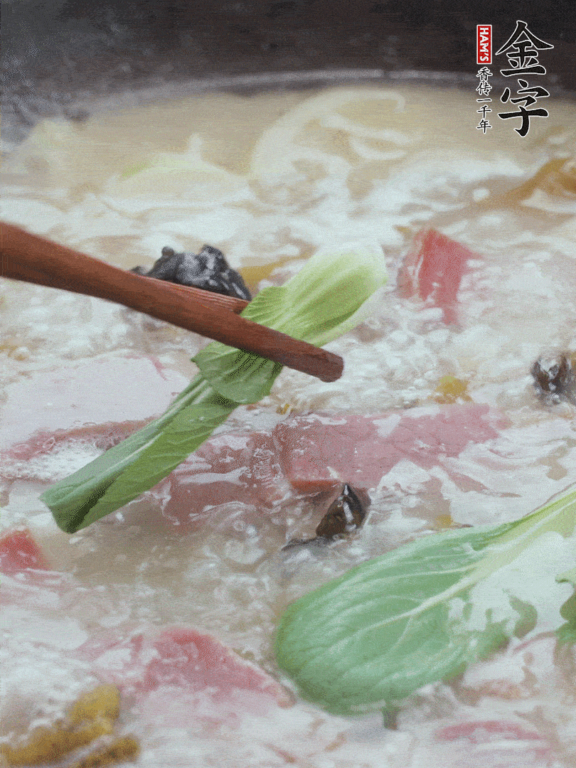 撈出蔥結(jié)，小菜心點綴。