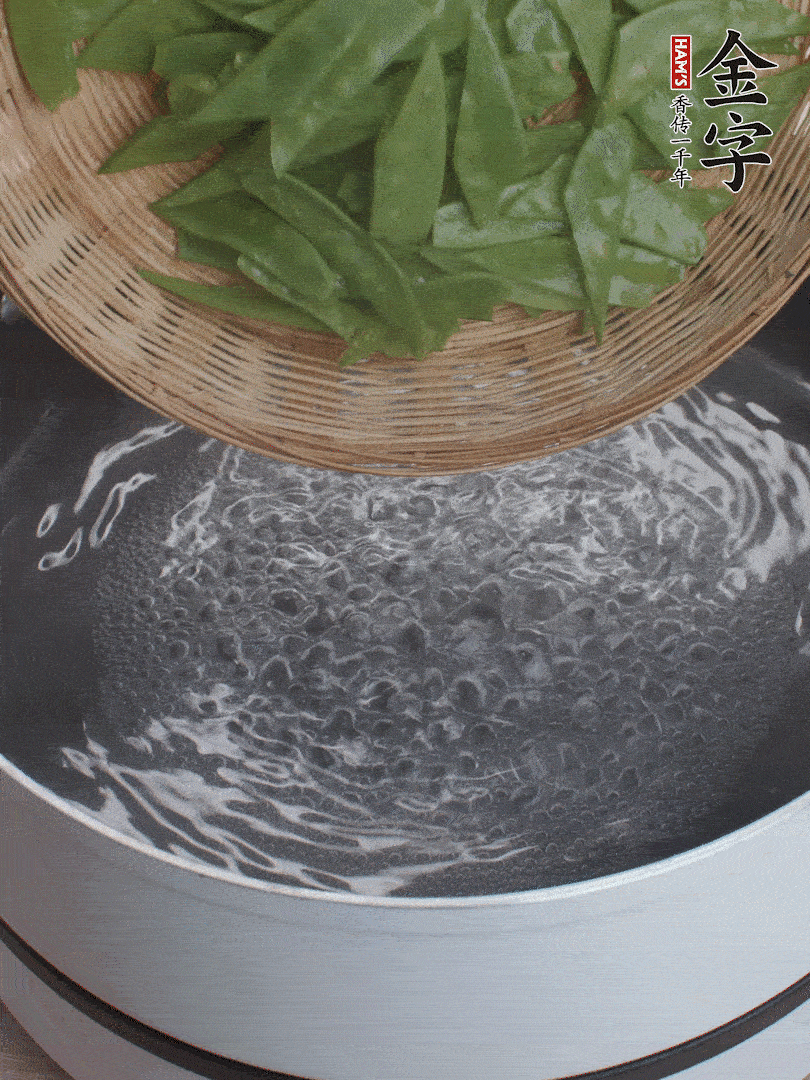甜豆莢撕掉老筋，斜切兩半，焯水1分鐘。