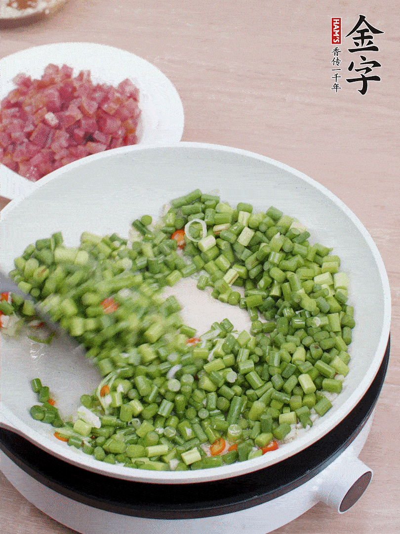 下蒜苔丁、一點鹽翻炒。