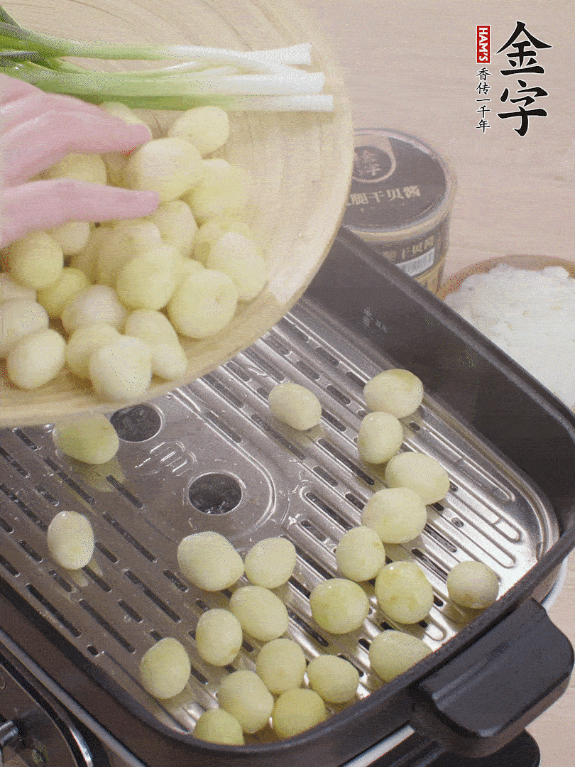 去皮小土豆蒸熟。