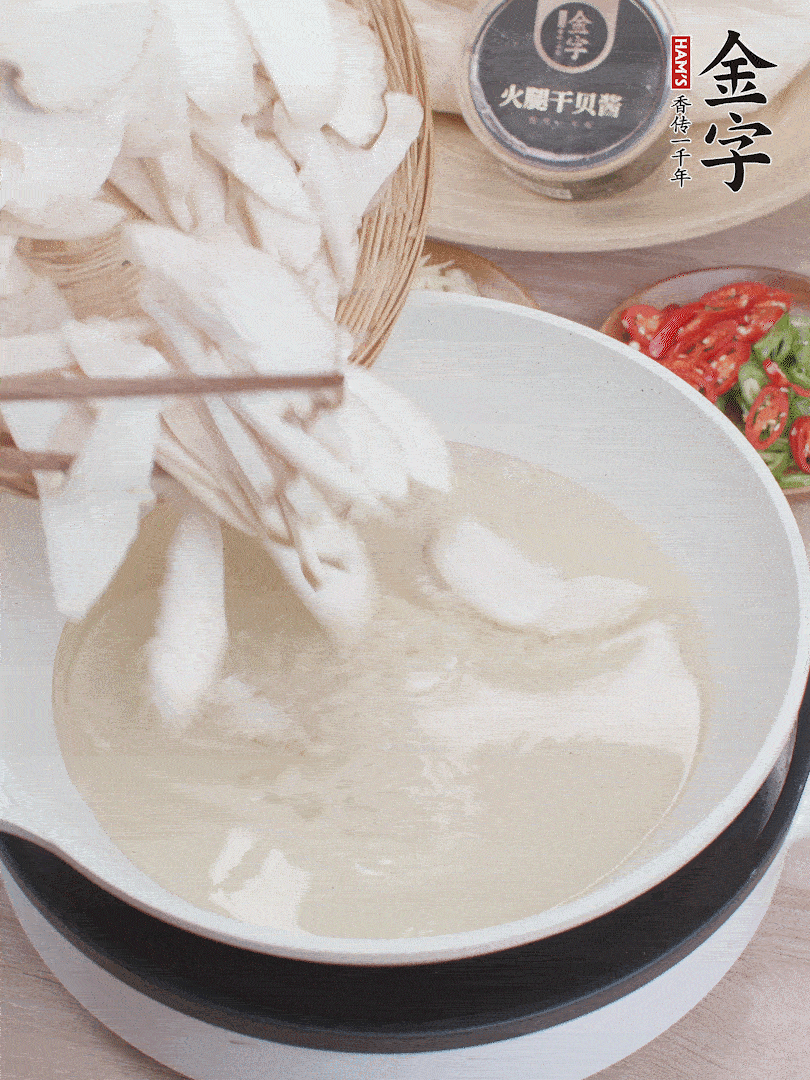 杏鮑菇切成片，油溫7層熱炸2分鐘。