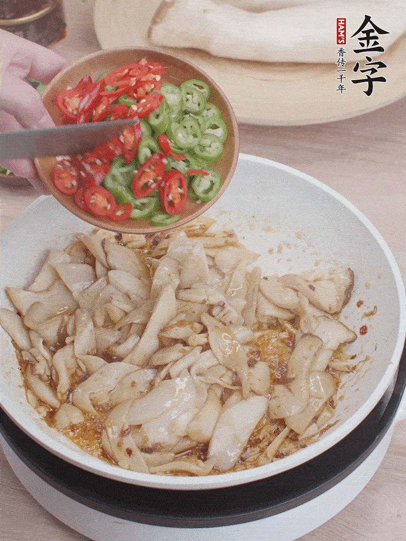 下杏鮑菇、青紅辣椒炒出香味。