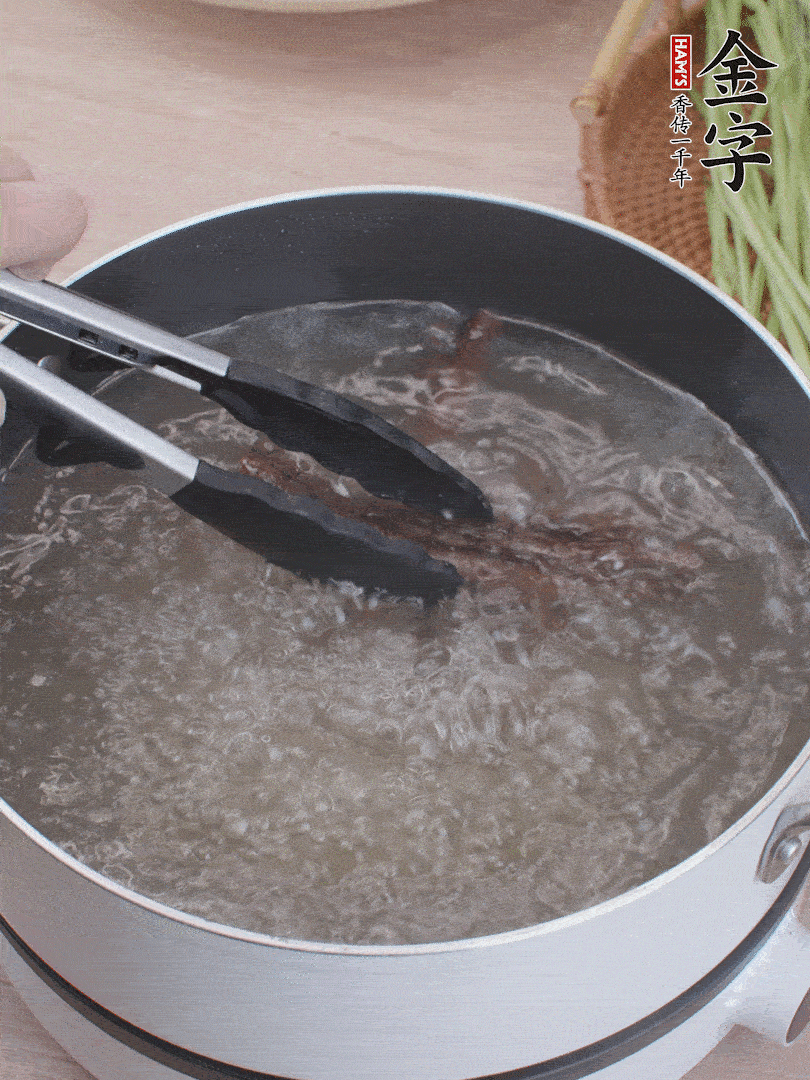 金字醬油肉下鍋煮10分鐘，切薄片。