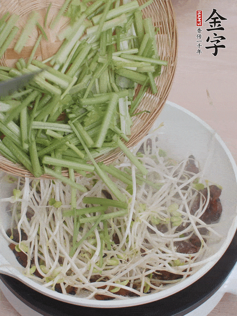 下豆芽、香芹翻炒均勻。
