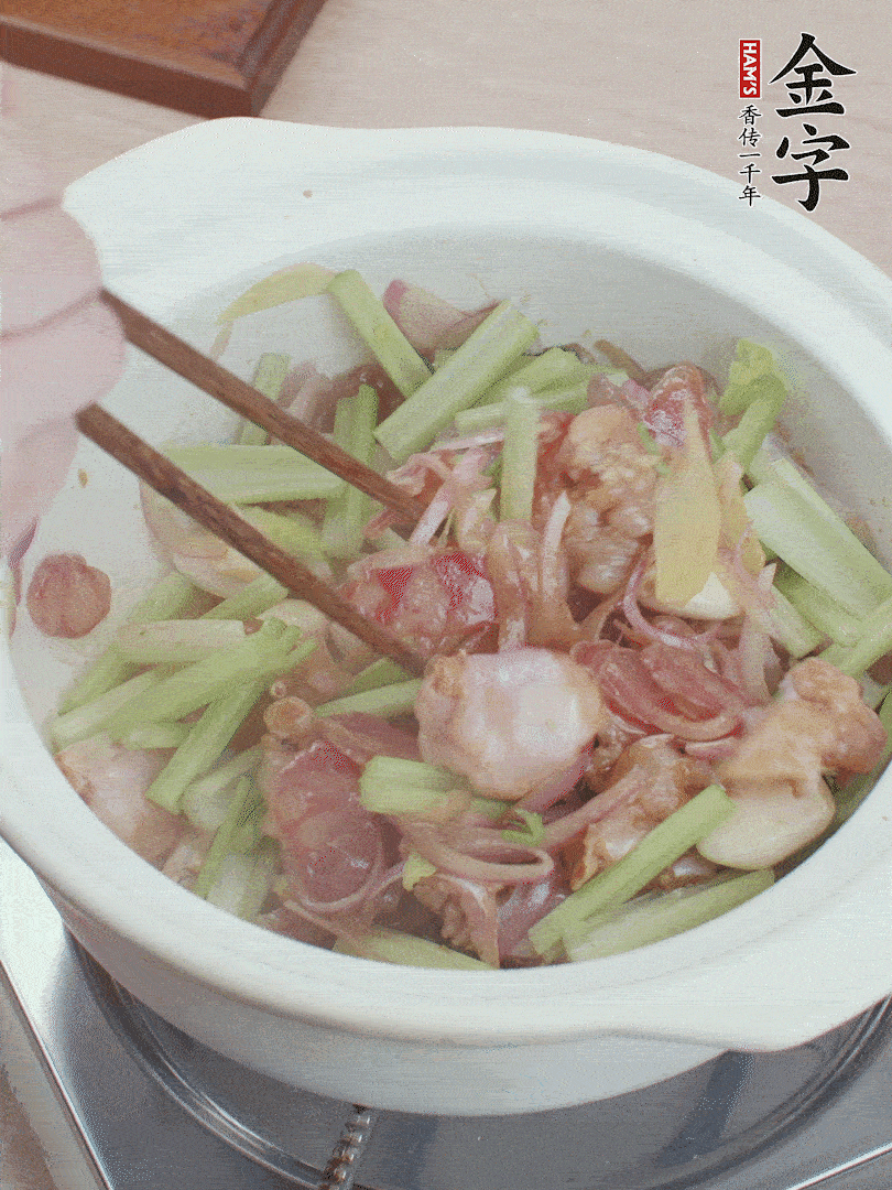 下牛蛙、芹菜、香腸翻炒。