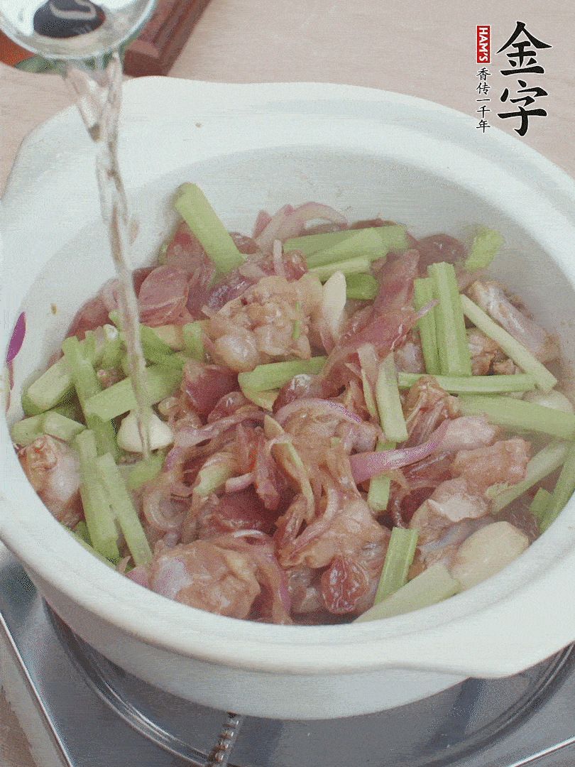 牛蛙變色后，淋點(diǎn)啤酒，加蓋后調(diào)小火燜10分鐘。