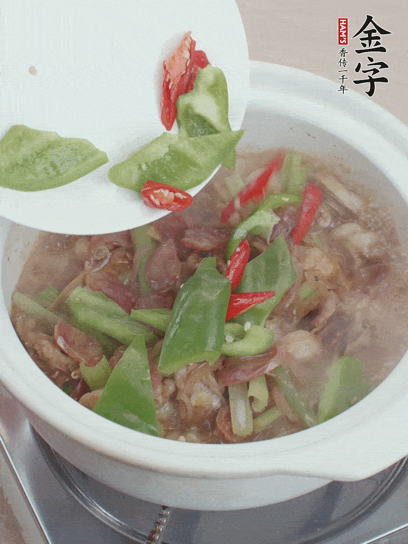 下綠菜椒，翻炒1分鐘。