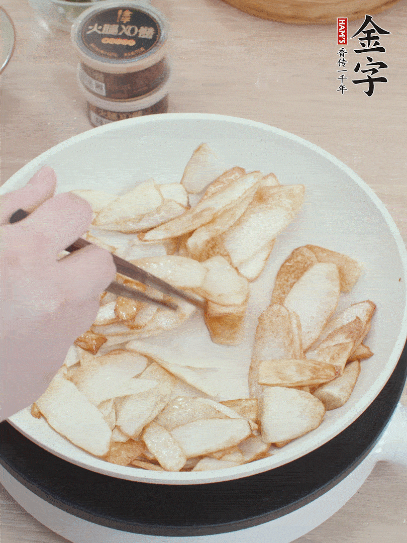 鍋中熱油，山藥煎至兩面金黃。