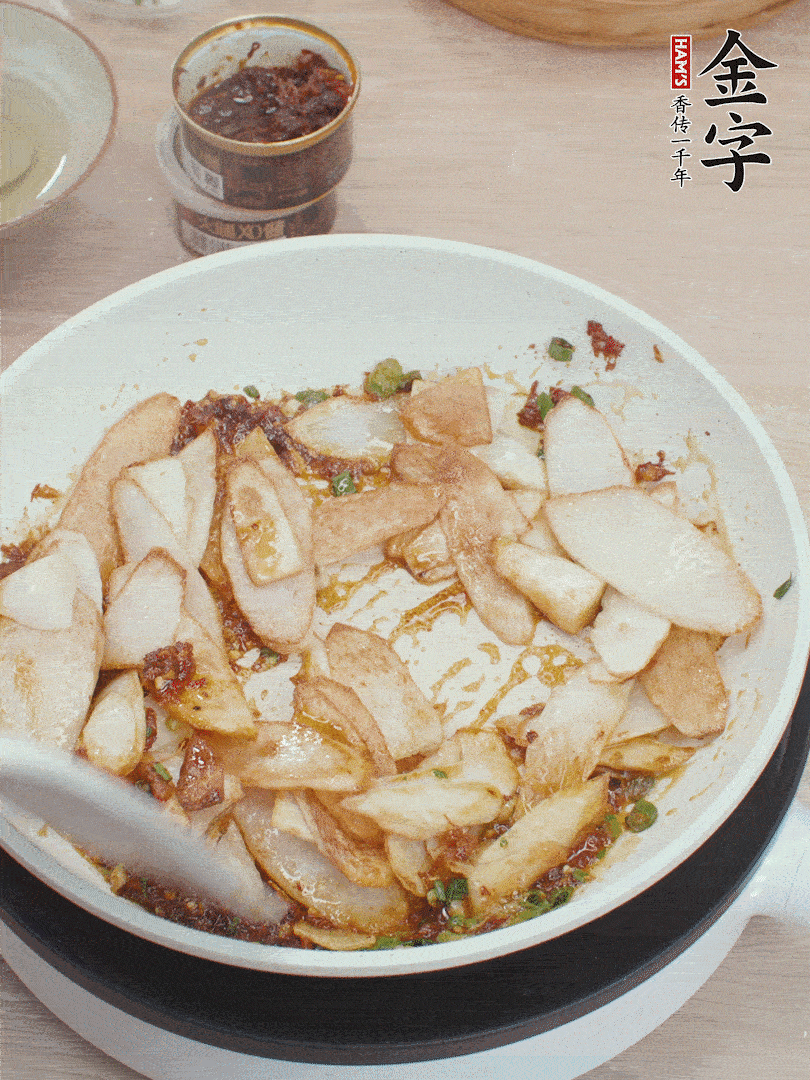 下山藥炒勻，撒蔥花。