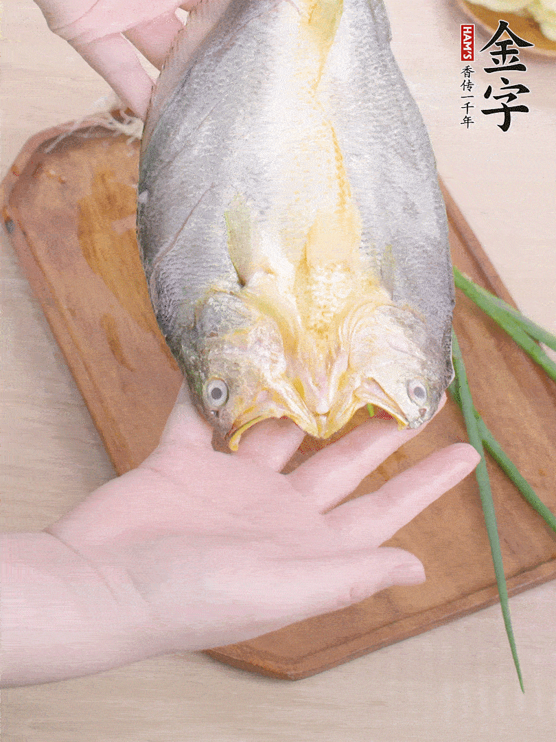 黃魚(yú)背部開(kāi)刀，洗凈切花刀。適量鹽涂抹魚(yú)身兩面。