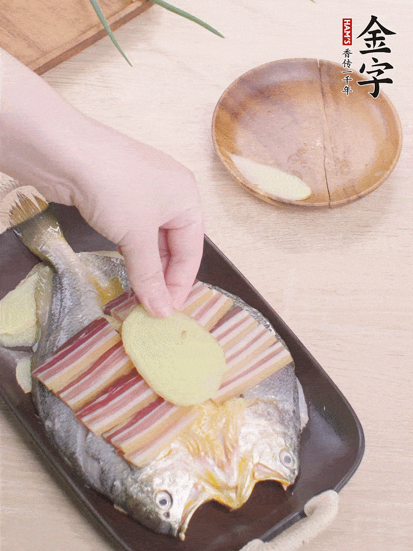 鋪咸肉，放姜片、蔥結(jié)。水開(kāi)后蒸8分鐘，燜3分鐘。