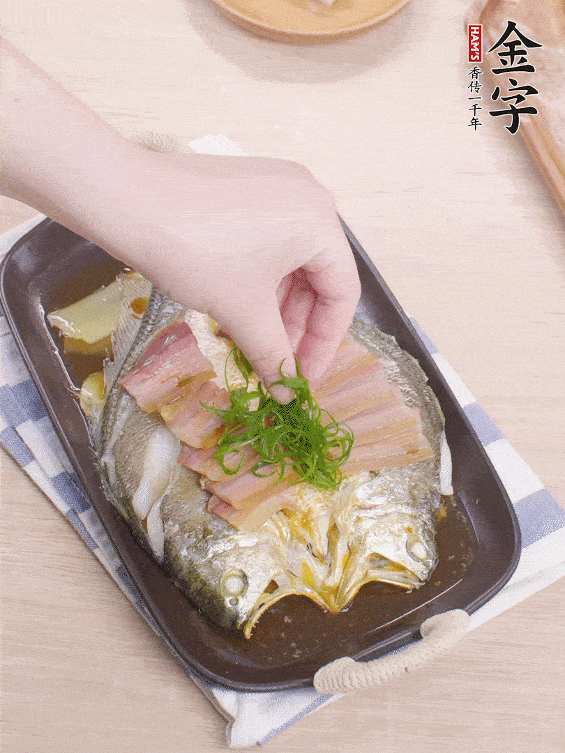 取出姜蔥，淋2勺蒸魚(yú)豉油，擺蔥絲。
