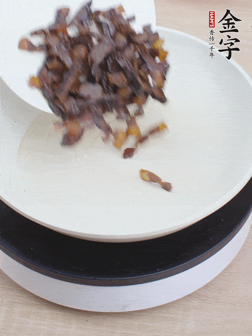 油熱倒醬油肉，編出香味。