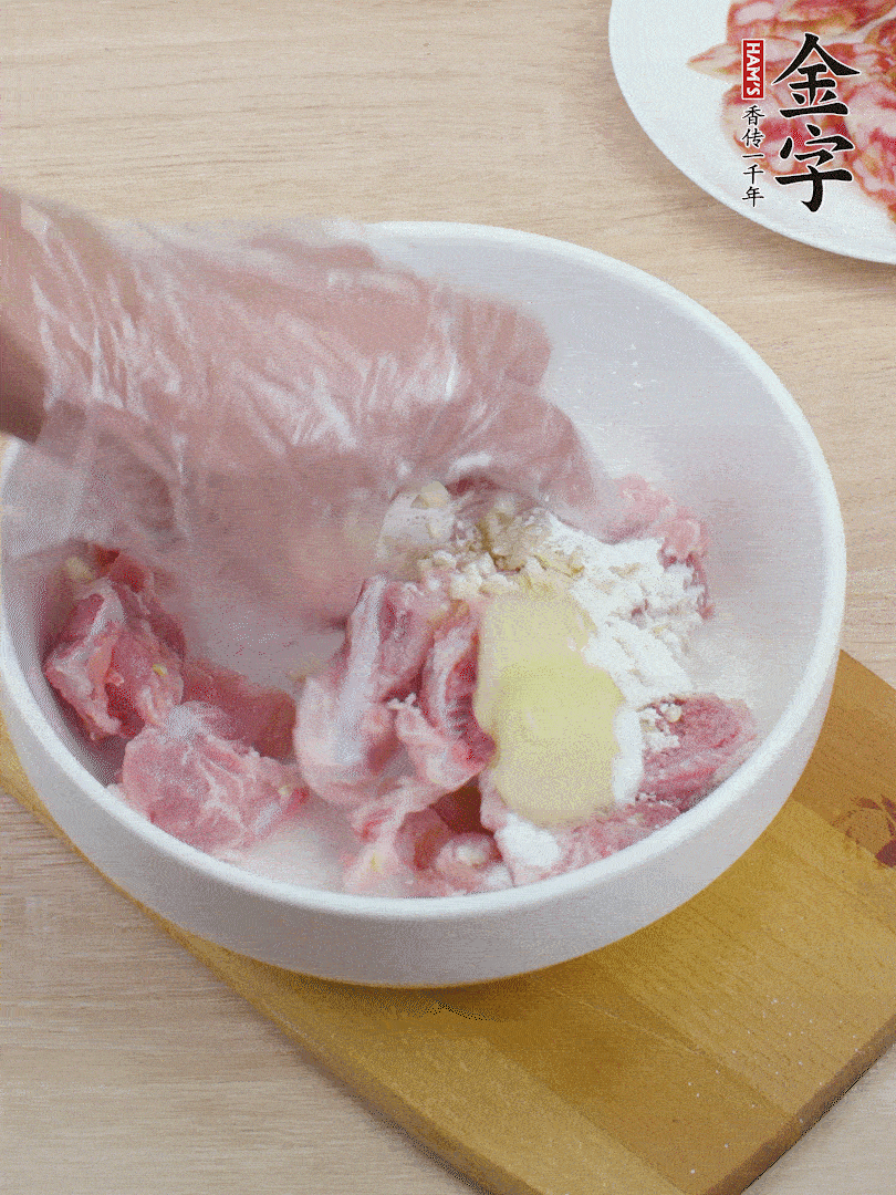 洗凈的小排，加鹽、姜、蒜末、淀粉、胡椒粉抓勻，腌制15分鐘。